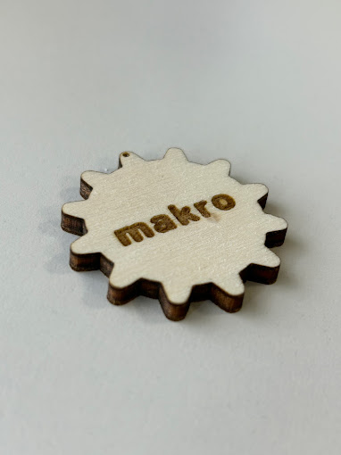 Pieza de madera cortada y grabada con logotipo