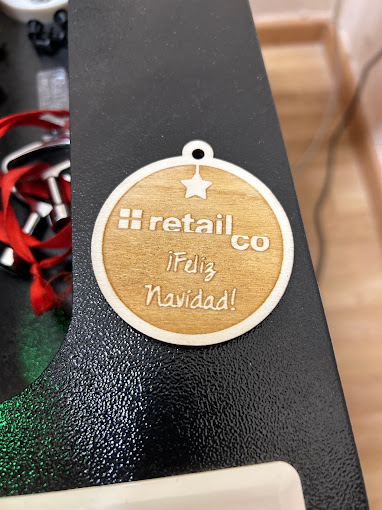 Medalla de madera grabada